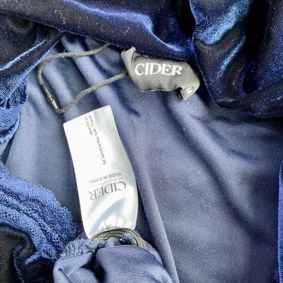 Cider Velvet Top Blue V-Neck Wrap Lace Trim (M) - Picture 5 of 7